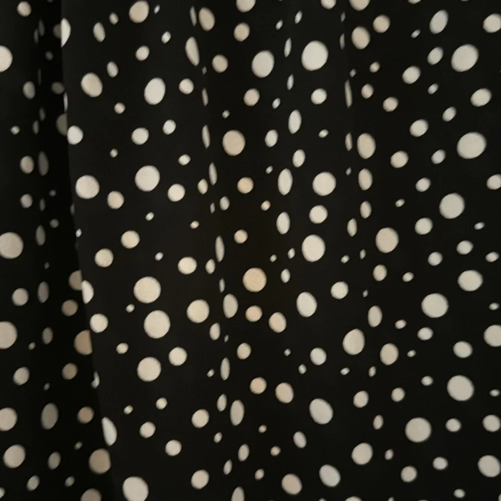Jones New York polka dot sleeveless blouse - gathered front - sz medium - Picture 2 of 7